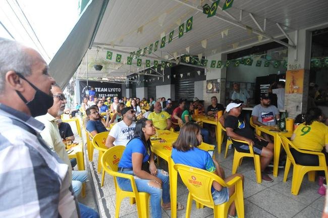 Na regio de Venda Nova, em Belo Horizonte, torcida festeja vitria do Brasil sobre a Coreia do Sul por 4 a 1 pelas oitavas de final da Copa do Mundo