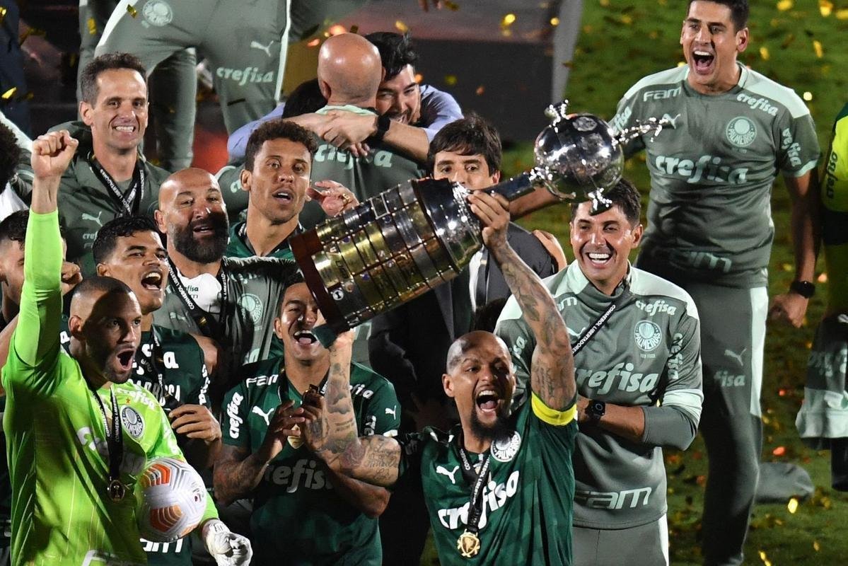 Fotos: festa dos jogadores do Palmeiras com a taa da Libertadores