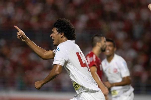 Luanderson abriu o placar pala o N�utico ainda no primeiro tempo do jogo, no Rei Pel�. O CRB virou, fez 2 a 1, mas o N�utico buscou o resultado com gols de Jorge Henrique e Jean Carlos, que marcou o terceiro de falta j� nos acr�scimos.