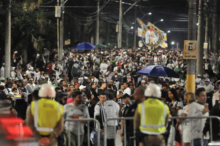 Torcida do Atltico movimenta ruas prximas ao Mineiro antes do jogo 