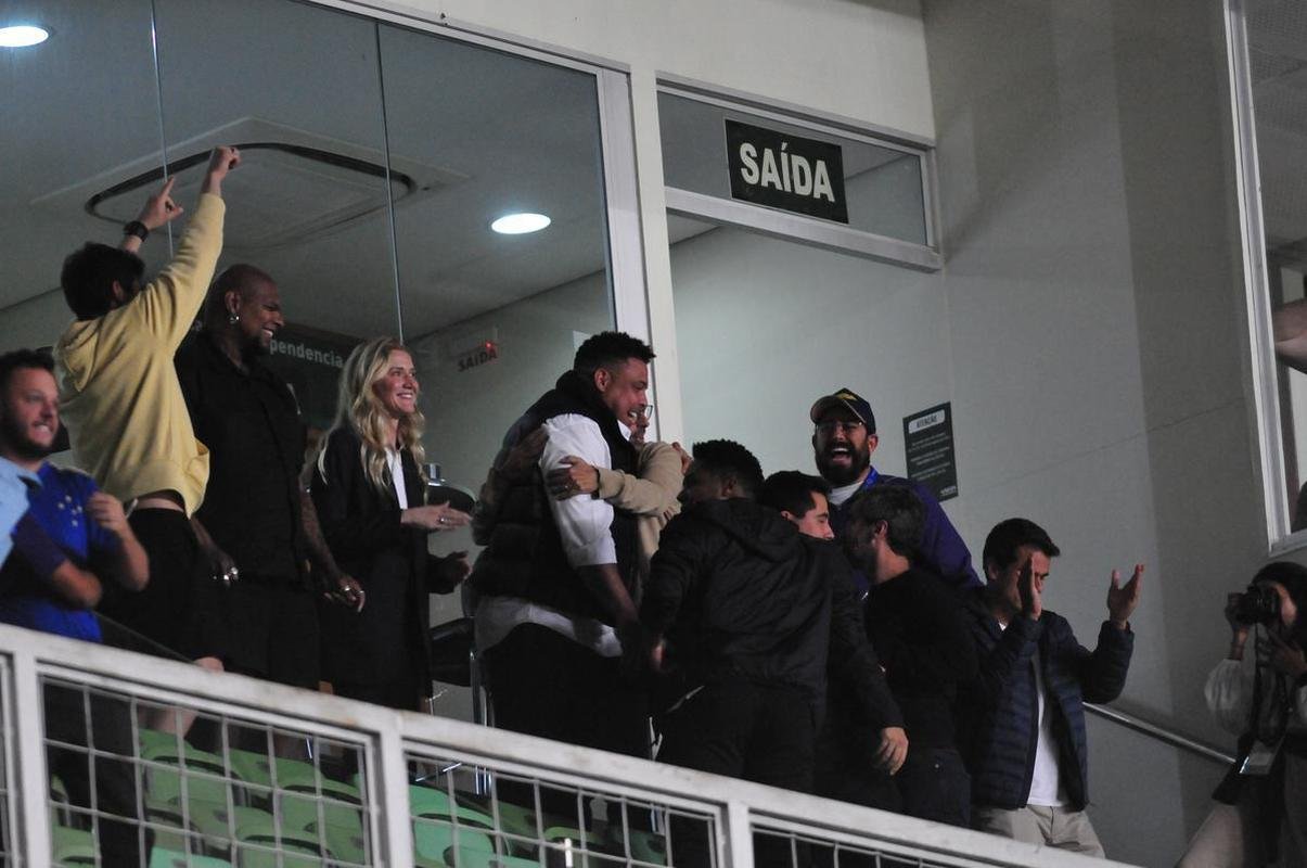 Investidor do Cruzeiro, Ronaldo marca presena em jogo contra o Grmio no Independncia 