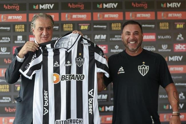 O tcnico argentino 'El Turco' Mohamed foi apresentado pelo Atltico nesta tera-feira (25/01) ao lado do presidente do clube, Srgio Coelho.