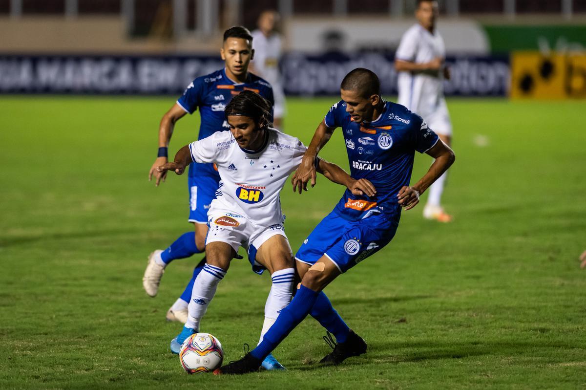 O Cruzeiro empatou por 1 a 1 com o Confiança no estádio Batistão, em Aracaju (SE), no dia 23 de agosto, pela quinta rodada da Série B.