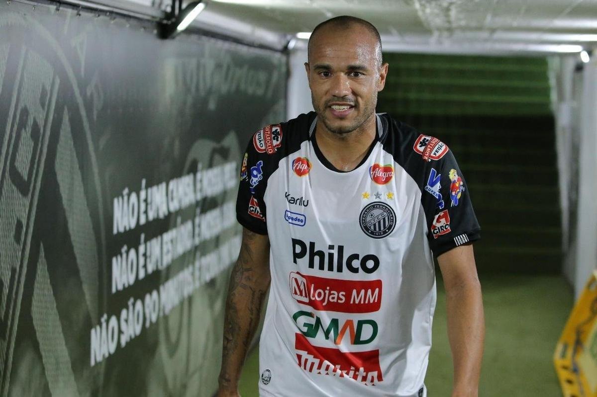 Roger, atacante, 35 anos, seu ltimo clube foi o Operrio