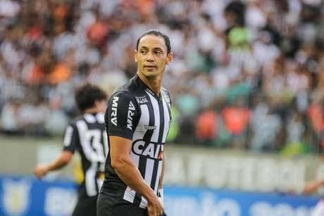 Em 2018, o Atltico passou por reformulao. E o centroavante Ricardo Oliveira foi o escolhido para comandar o ataque. Na primeira temporada, teve bons nmeros, mas o desempenho caiu assustadoramente a partir do segundo semestre de 2019, quando vivenciou os maiores jejuns de sua carreira. Nos ltimos 36 jogos pelo clube, marcou apenas duas vezes. Ele soma 110 jogos e 37 gols pelo Galo.