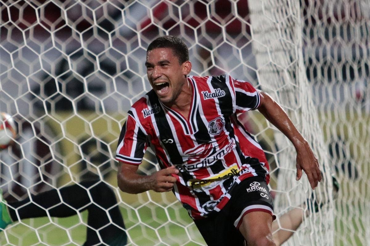 No Arruda, Jacuipense saiu na frente, com Railan. Mayco Félix, com dois gols, virou para o Santa. Os dois gols de Dinei, viraram novamente o placar, mas, nos minutos finais, Toty empatou para o Tricolor.
