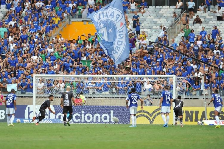 Rafhael Lucas empatou para o Athletic, tambm em cobrana de pnalti: 1 a 1