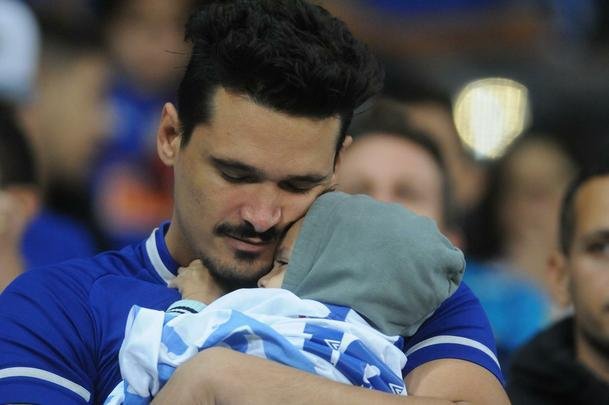 A emoo da torcida do Cruzeiro com a classificao da Copa do Brasil, nos pnaltis, diante do Fluminense. Reprter fotogrfico Alexandre Guzanshe registrou a vibrao de um pai com o filho no colo durante e aps as cobranas. Time celeste avanou s quartas de final