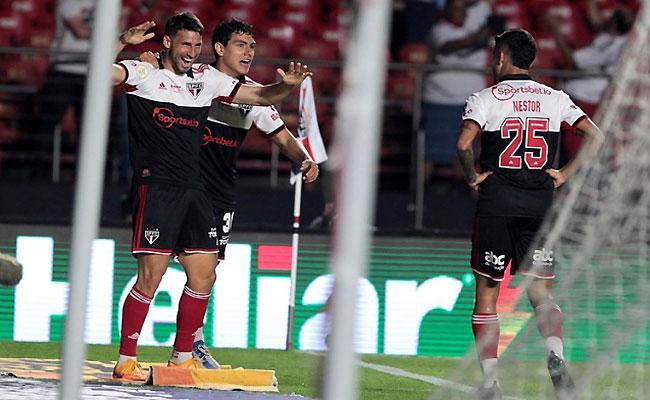 Calleri comemora um dos gols pelo tricolor na vitória sobre o Coxa no Morumbi