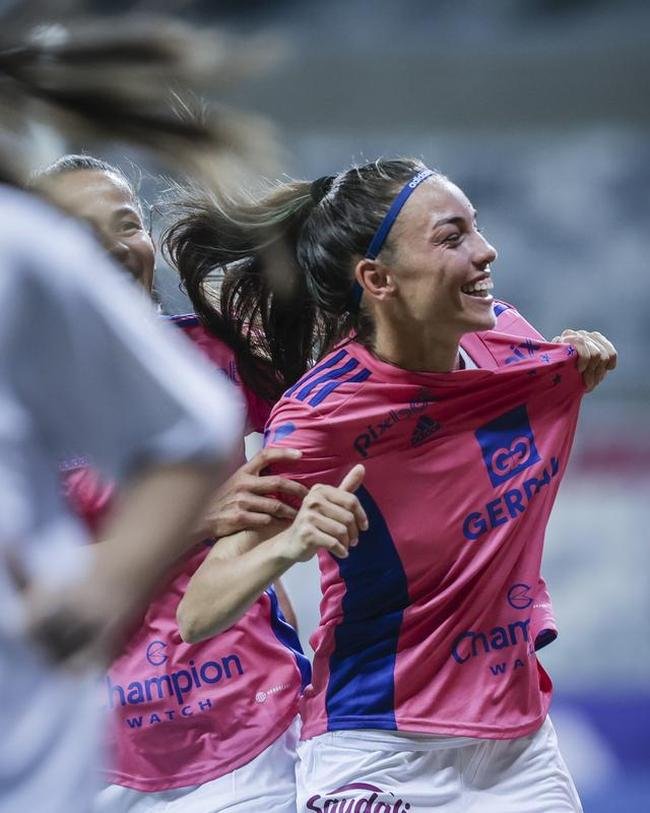 Em preliminar de Cruzeiro x Ituano pela Srie B, o time feminino da Raposa, conhecido como Cabulosas, goleou o Araguari por 8 a 0 pela terceira rodada do Campeonato Mineiro Feminino. Equipe cruzeirense estreou o uniforme rosa, confeccionado pela Adidas em homenagem  campanha Outubro Rosa, de conscientizao contra o cncer de mama