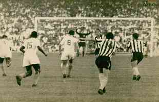 07/03/1967 - Lance do jogo de futebol entre Atlético e Cruzeiro