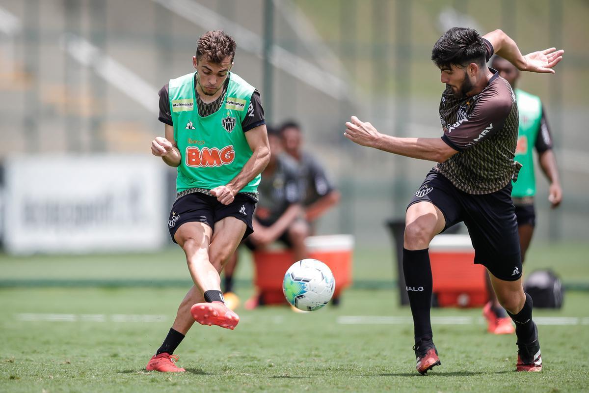 Depois do empate por 2 a 2 com o Cear, no Castelo, pela 22 rodada do Brasileiro, Atltico voltou aos treinos nesta segunda-feira na Cidade do Galo. Atividade teve vrias caras novas, diante do elevado nmero de atletas infectados pela COVID-19