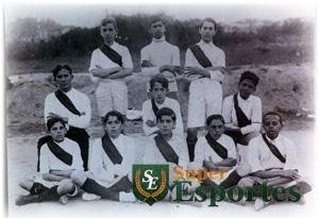 Primeira camisa do Amrica era branca, com listra transversal verde