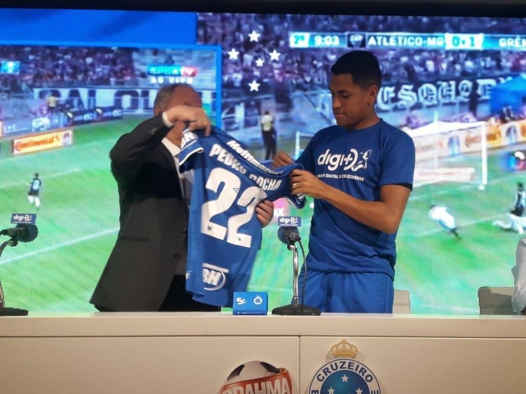 Pedro Rocha foi apresentado pelo Cruzeiro na tarde desta sexta-feira (05/04)