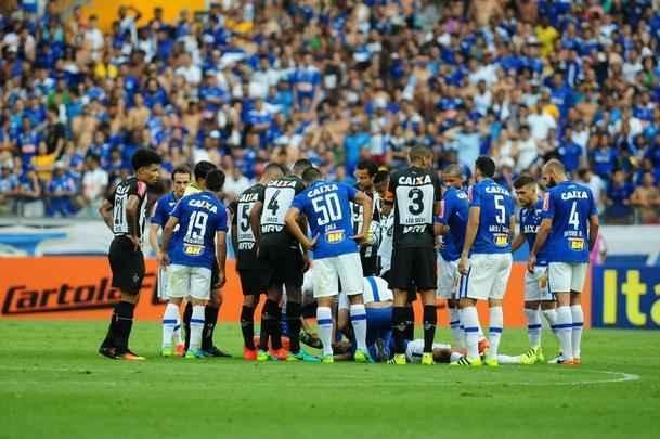 Momento em que volante Henrique, do Cruzeiro, caiu e ficou desacordado