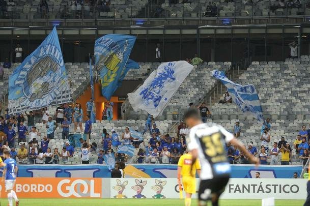 Em jogo com grande atuao do goleiro Fbio, Cruzeiro derrotou Santos de virada, por 2 a 1, com gols de Sass e Raniel; Gabriel Barbosa marcou para o Peixe, no Mineiro, pela 26 rodada do Brasileiro