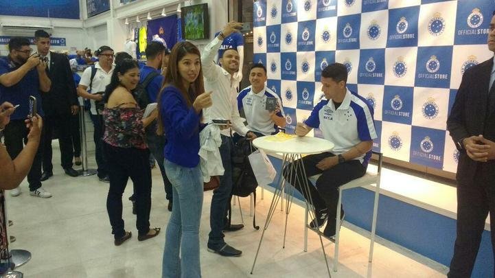 Torcedores do Cruzeiro ganharam autgrafos do volante Hudson e dos meias Thiago Neves e Robinho