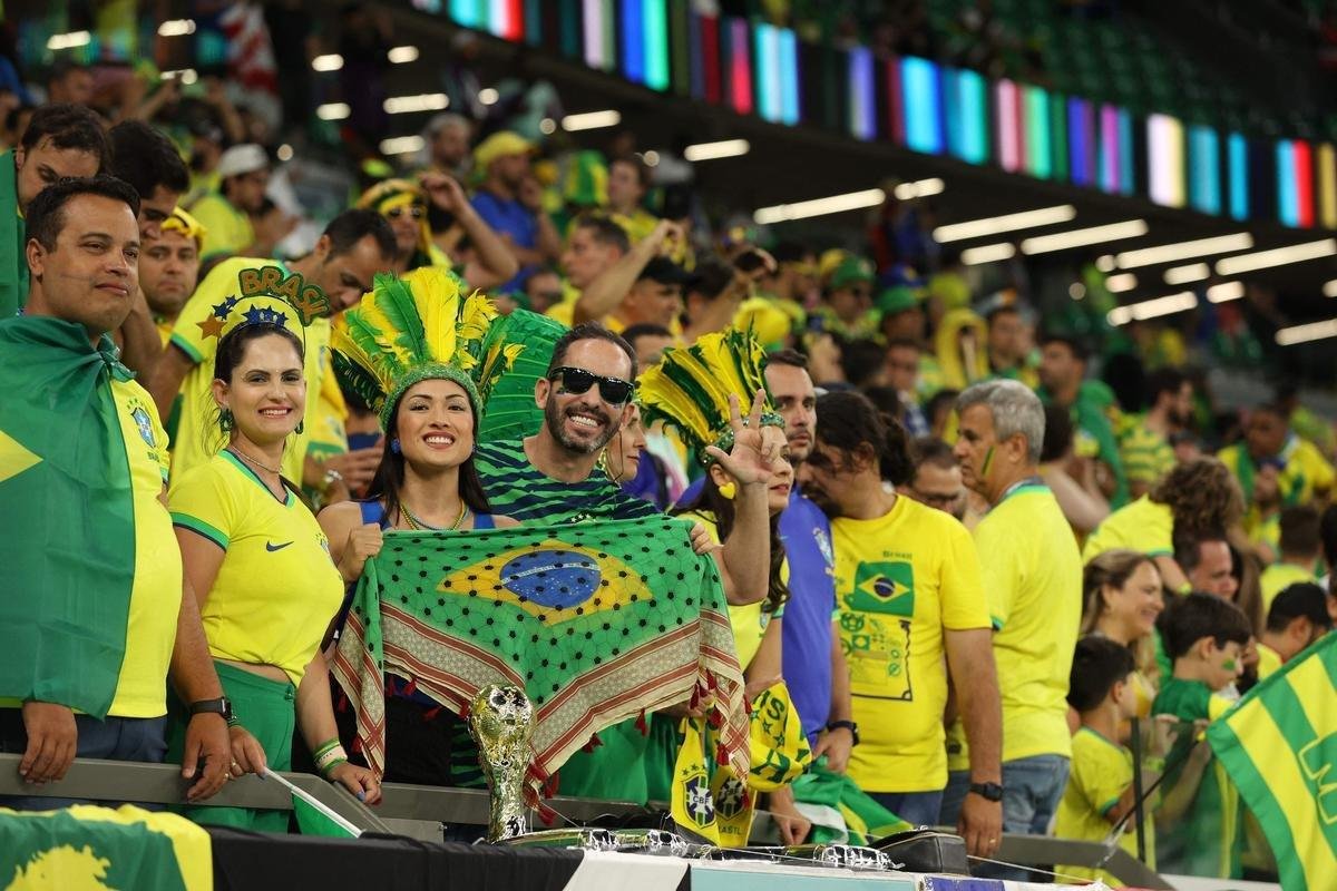 Fotos das torcidas de Brasil e Crocia no Estdio da Educao, em Al-Rayyan, no Catar, em duelo pelas quartas de final da Copa do Mundo