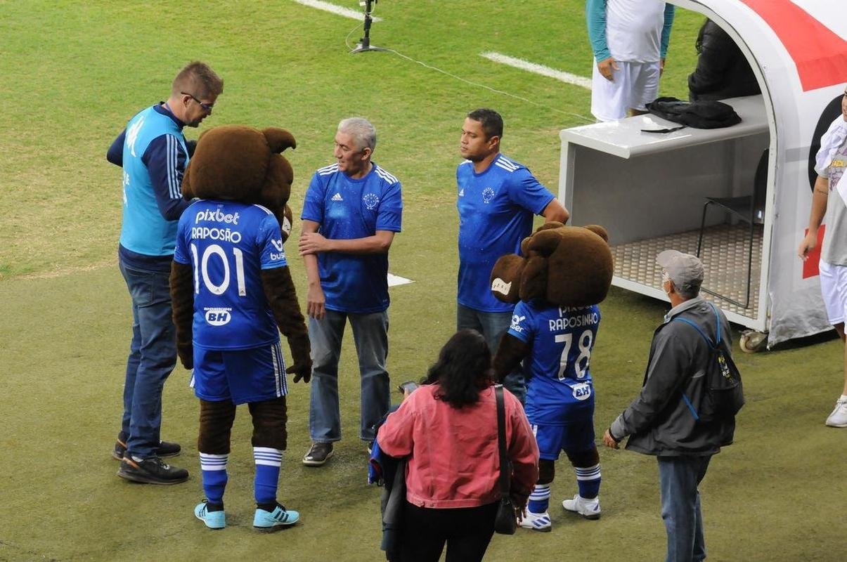 �dolos do Cruzeiro, Nonato e Marcelo Ramos participaram de a��o com s�cios-torcedores do clube antes da partida contra o Sport pela S�rie B (28/6/2022)