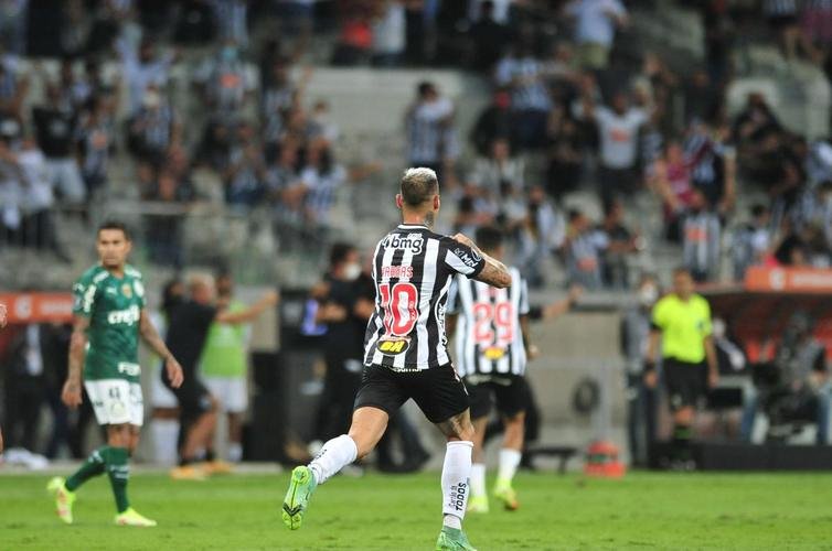 No segundo tempo, de cabea, Vargas abriu o placar para o Atltico no Mineiro: 1 a 0