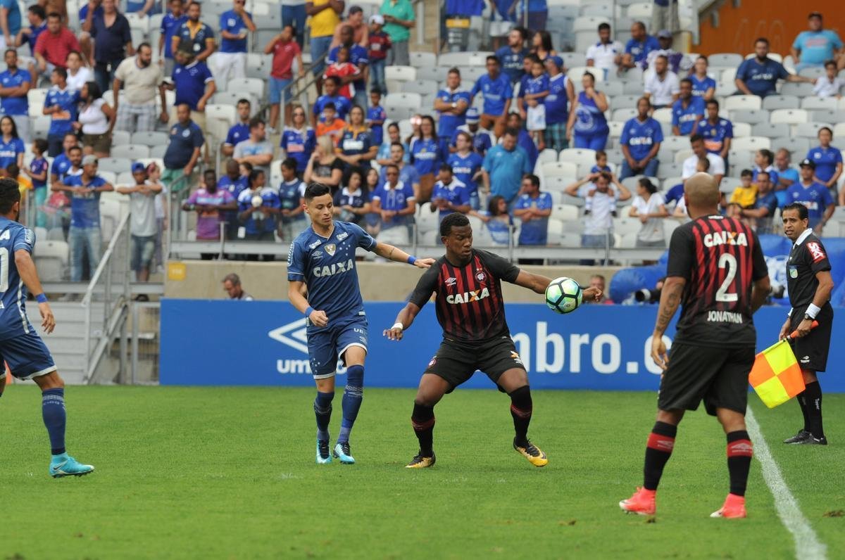 Fotos do jogo entre Cruzeiro e Atltico-PR, no Mineiro, pela 32 rodada do Brasileiro