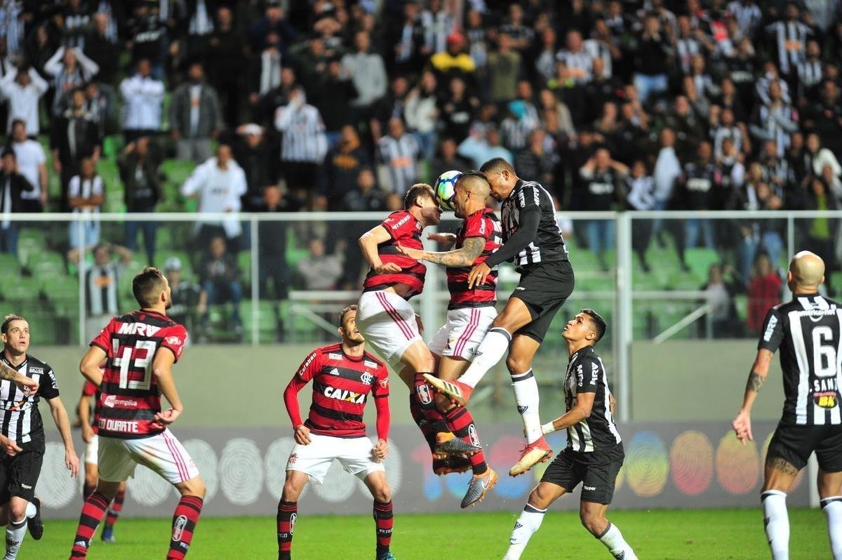 Galo pressionou no segundo tempo, mas levou gol em contragolpe: verton Ribeiro fez aps passe de Vincius Jnior: 1 a 0 Flamengo