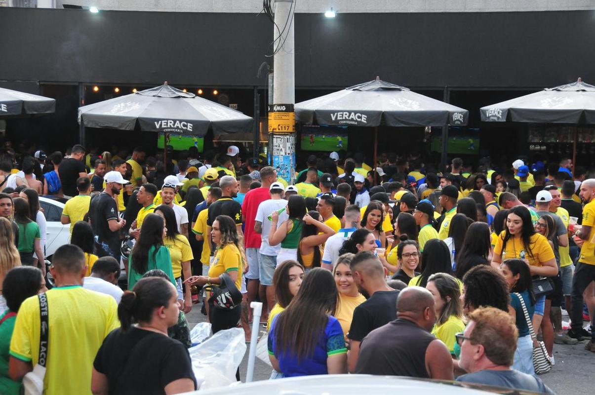 Movimento na Rua Alberto Cintra, em BH, durante jogo do Brasil contra a Srvia, pela abertura da Copa do Mundo do Catar