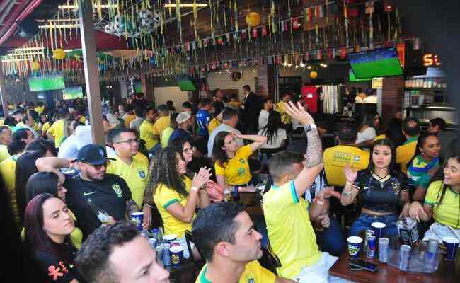 A Alberto Cintra se tornou ponto de encontro de torcedores que querem assistir ao Brasil na Copa do Mundo