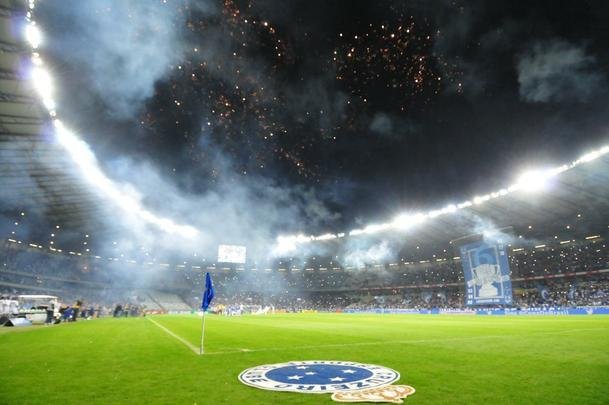 Torcedores do Cruzeiro lotam as arquibancadas do Mineiro para acompanhar a partida vlida pelas quartas de final da Copa do Brasil