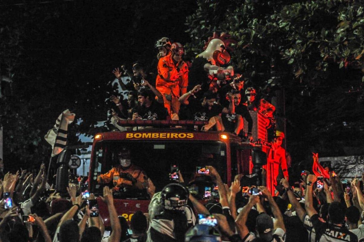 Trajeto da delegao do Atltico entre a Pampulha e a Praa Sete, no Centro de BH, onde fez carnaval com a torcida ao som do cantor baiano Bell Marques