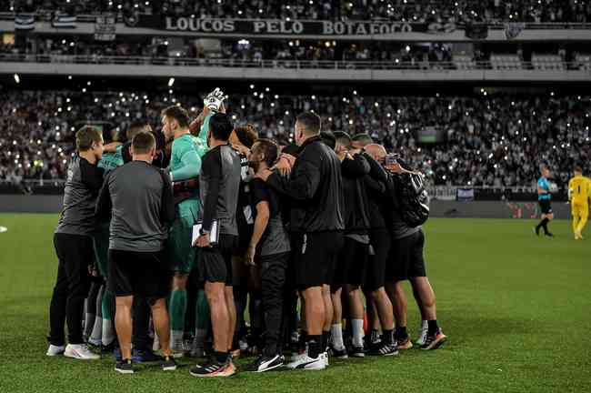 Botafogo vai precisar provar fora do elenco contra o Athletico-PR