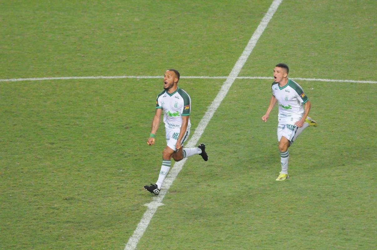 Na etapa final, Amrica desperdiou pnalti cobrado por Felipe Azevedo, mas conseguiu o empate em golao de Patric