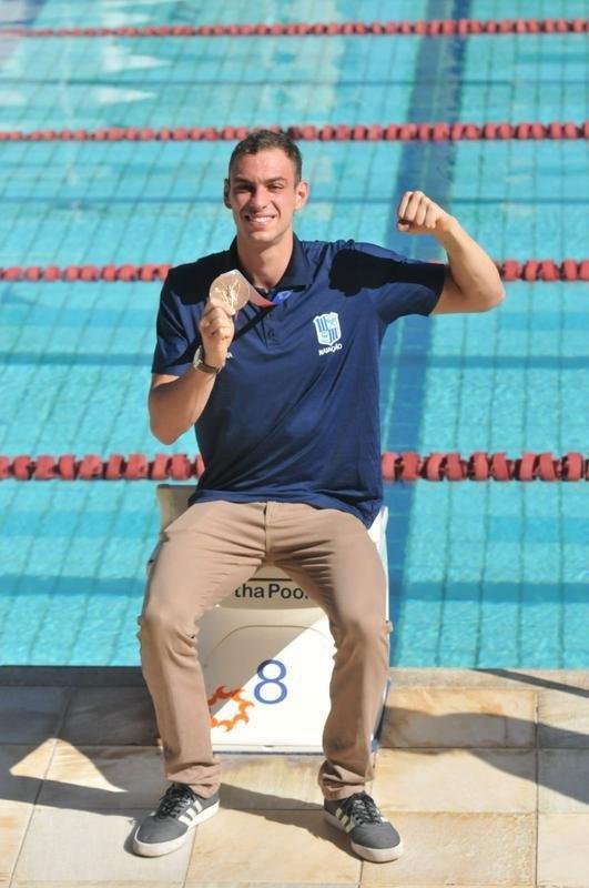 Medalha de bronze nos 200m livre, em Tquio, nadador Fernando Scheffer se reapresenta ao Minas Tnis Clube, em BH, e  festejado por funcionrios, diretoria e fs