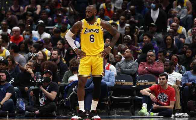 Lakers, de LeBron James, precisa de combinação de resultados para seguir à pós-temporada