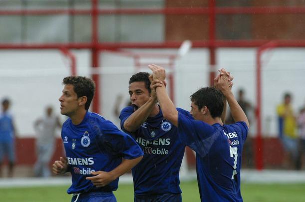 Fred em ação pelo Cruzeiro entre 2004 e 2005