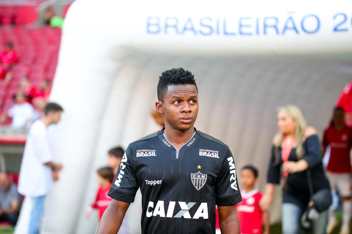 Galo derrotou Internacional no Beira-Rio com gols de Cazares e Terans; D'Alessandro descontou de pnalti