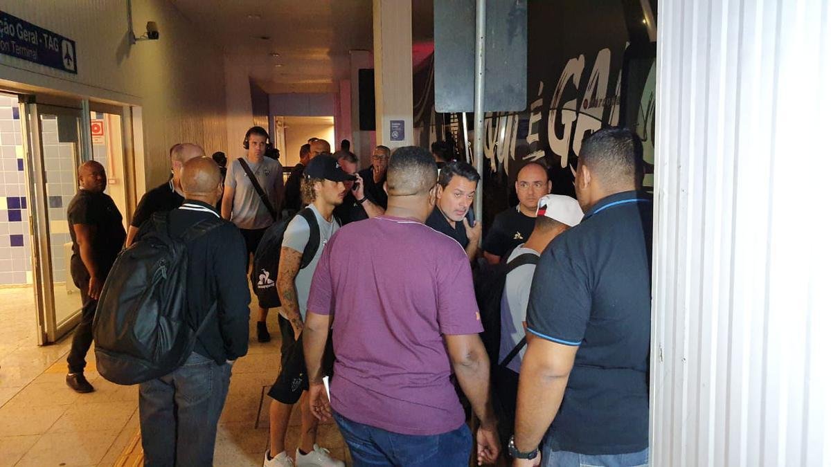 Jogadores do Atltico desembarcaram nesta quinta-feira, em Confins, na Grande Belo Horizonte, aps eliminao vexatria para Afogados-PE na Copa do Brasil. Demitidos, tcnico Rafael Dudamel, diretor de futebol Rui Costa e gerente de futebol Marques estavam junto com a delegao, mas no concederam entrevista.
