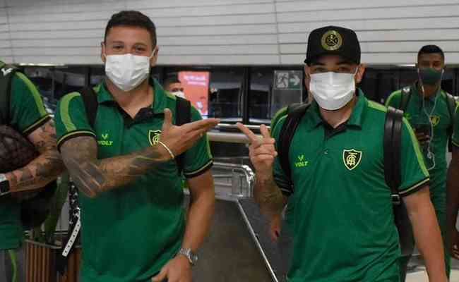 Os atacantes Zrate e Rodolfo no Aeroporto Internacional de Confins, nesta sexta-feira (22), antes de viagem para o duelo entre Amrica e Santos
