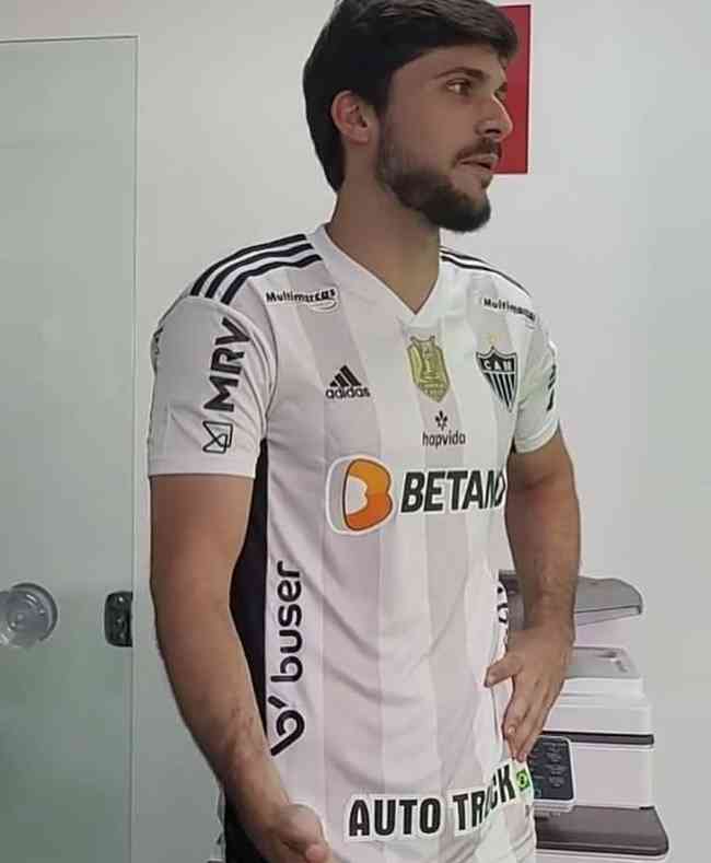 Igor Rabello usa a camisa reserva do Atltico na nova coleo da Adidas