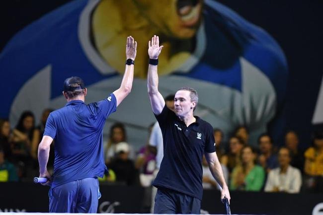 Cercado de amigos, familiares e com carinho do pblico, Bruno Soares se despediu oficialmente do tnis neste sbado (26), no Mineirinho, em BH. Multicampeo, tenista mineiro, de 40 anos, dividiu a quadra com Bob Bryan, Marcelo Melo e Rafael Matos