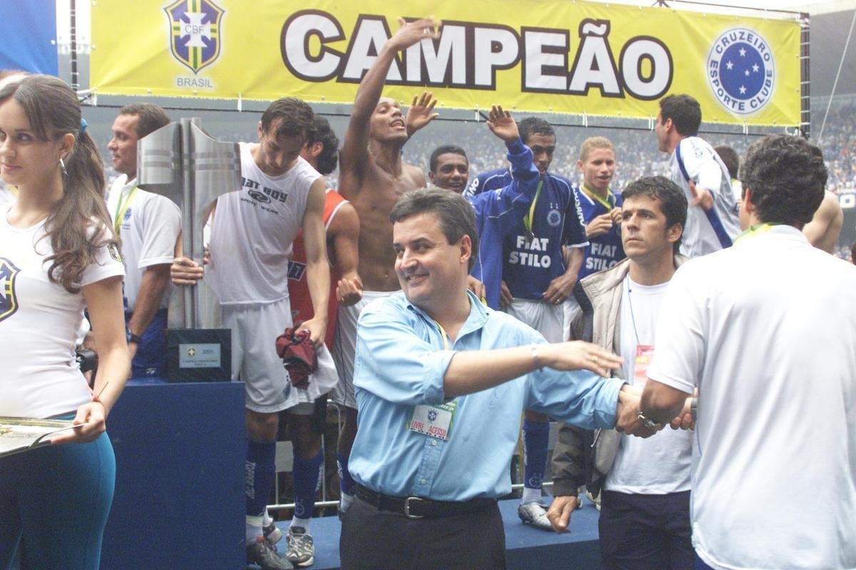 Com o ttulo brasileiro confirmado, o Cruzeiro fez no dia 7 de dezembro de 2003 o jogo da taa e das faixas contra o Fluminense, no Mineiro. Com show de Alex, autor de dois gols, o time celeste goleou os cariocas por 5 a 2 e promoveu nova festa da torcida azul em Belo Horizonte. Jogadores finalmente ergueram a taa oficial do Campeonato Brasileiro, cedida pela CBF, e deram a volta olmpica. Os campees brasileiros de 1966 tambm participaram das comemoraes no Gigante da Pampulha.