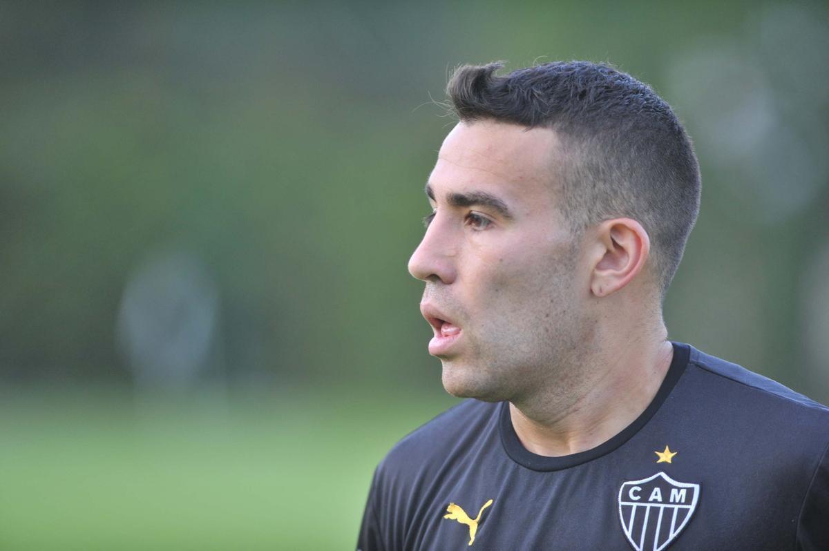 Otamendi - Foram pouco mais de trs meses, mas o argentino Nicols Otamendi deixou muita saudade no torcedor atleticano. Contratado pelo Valencia em 2014, ele no poderia jogar pelos espanhis por causa do limite de estrangeiros. A diretoria alvinegra agiu rpido e conseguiu, em fevereiro daquele ano, o emprstimo do defensor, que fez 19 partidas e um gol com a camisa alvinegra. O defensor mostrou muita tcnica e raa em seu curto perodo no Galo. Atualmente, ele  titular do Manchester City, comandado por Pep Guardiola. 