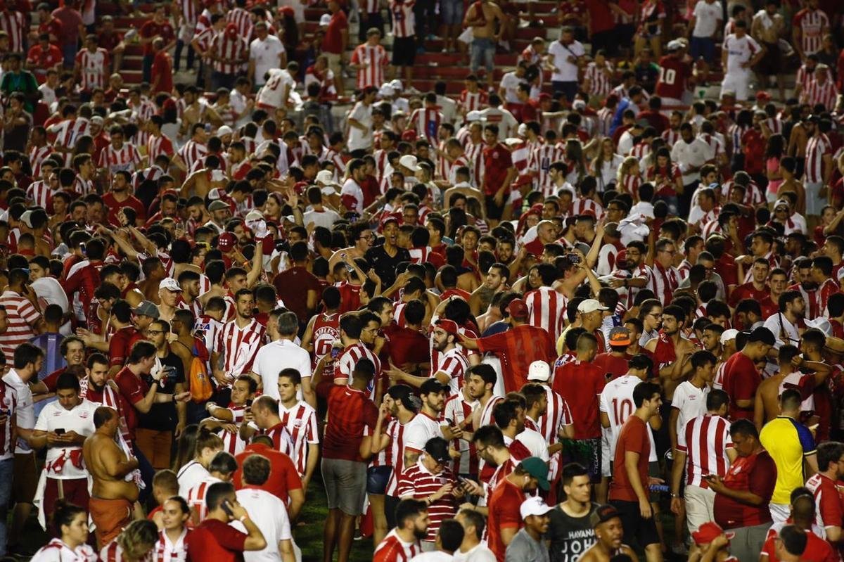 A felicidade alvirrubra invadiu o gramado após a vitória em cima do Paysandu, em cobranças da marca penal.