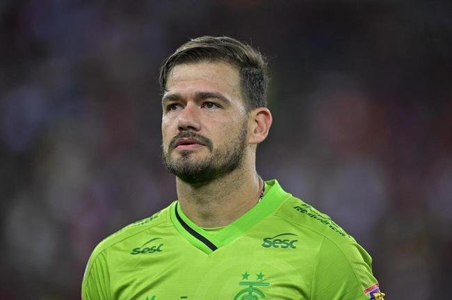 Ap�s se recuperar de uma cirurgia no cora��o, Matheus Cavichioli entrou em campo pela primeira vez em 2022 na derrota do Am�rica por 3 a 0 para Flamengo, no Maracan�, pela 14� rodada do Campeonato Brasileiro. 