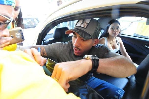 Depois de derrotar a Argentina por 2 a 0 no Mineiro e garantir vaga na final da Copa Amrica, jogadores da Seleo Brasileira ganharam folga em Belo Horizonte e foram tietados por torcedores na porta do hotel Ouro Minas. Na foto, o volante Allan, do Napoli