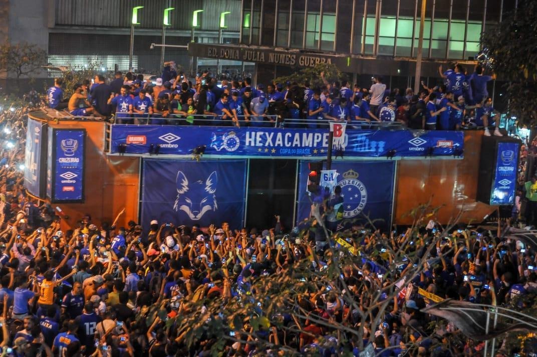 Mais de 20 mil cruzeirenses gritaram junto com zagueiro Ded: 'Praa 7 virou Praa 6!'. Nmero  alusivo  quantidade de ttulos da Copa do Brasil