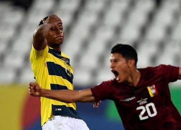 Com um gol marcado por Hernández, aos 45 minutos do segundo tempo, a equipe do técnico José Peseiro buscou um empate por 2 a 2 diante do Equador