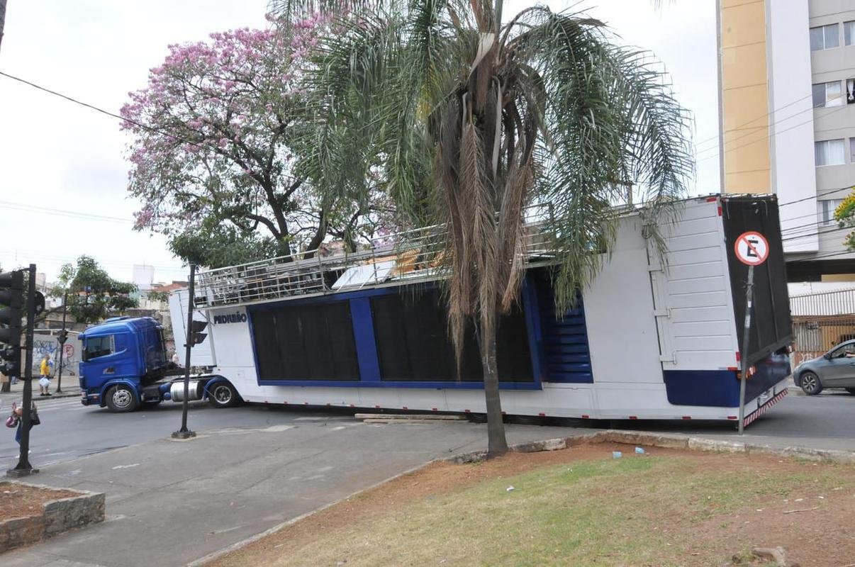 Carreta ficou travada e teve risco de tombar na esquina da Rua Sapuca com a Avenida do Contorno, no bairro Floresta, regio central de BH
