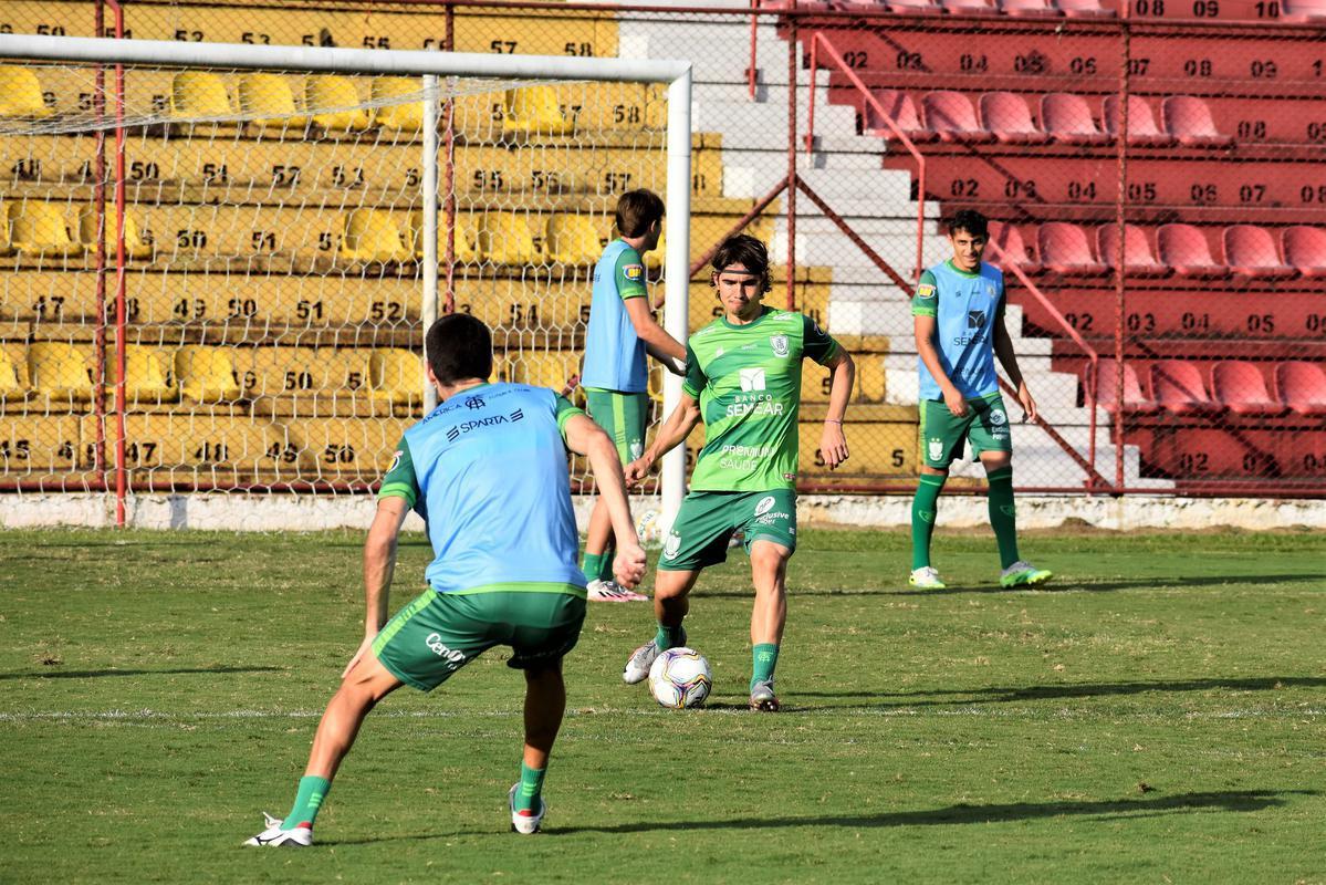 Amrica treinou nesta quinta-feira no Estdio Municipal Jos Liberatti, em Osasco, e concluiu a preparao para enfrentar o lanterna Oeste pela 24 rodada da Srie B. O duelo ser nesta sexta, s 19h15, em Barueri, na Grande So Paulo.