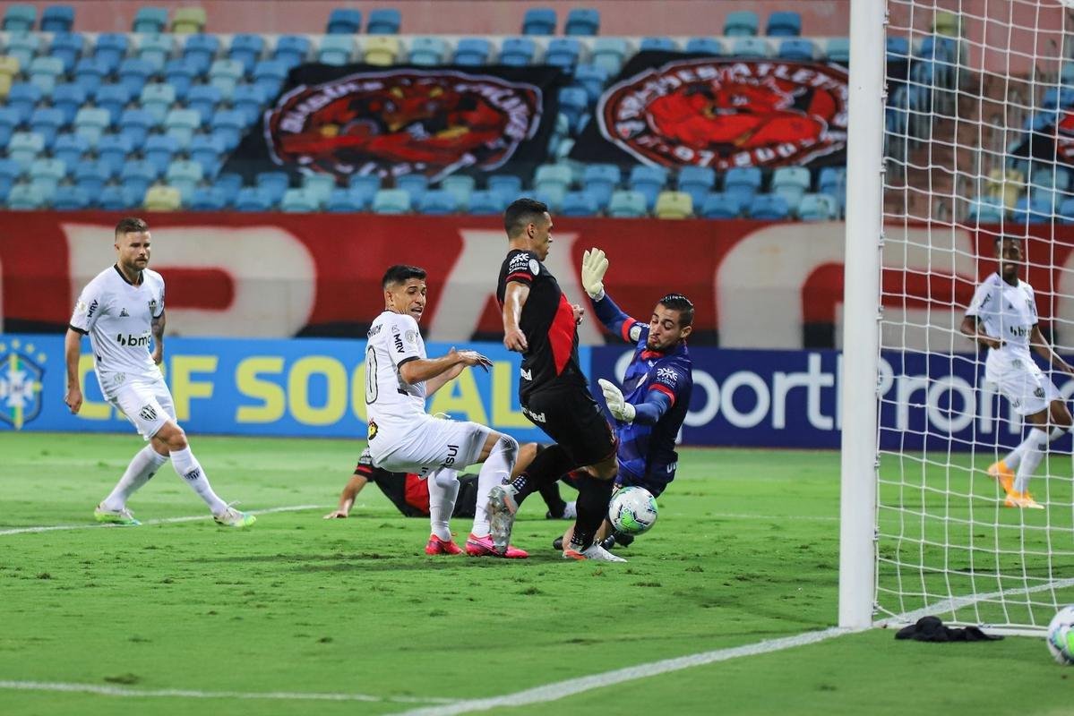 Atltico venceu Atltico-GO por 4 a 3, com gols de Keno (3) e Nathan. Time assumiu liderana do Brasileiro, com 21 pontos